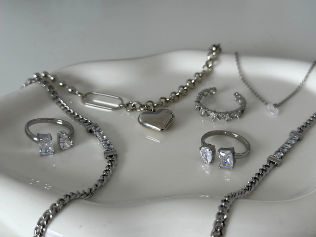 <h2>SILVER DREAMS</h2>